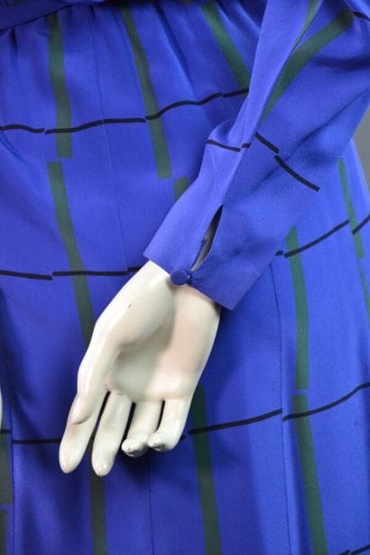 GUY LAROCHE Diffusion - Robe en soie indigo...