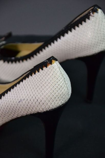 CHRISTIAN LOUBOUTIN Escarpins en cuir blanc...
