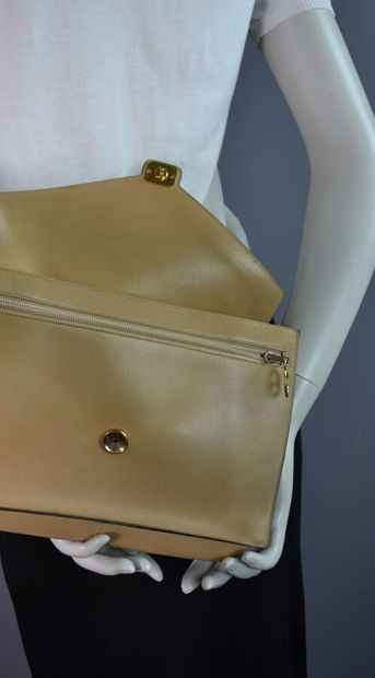 CHRISTIAN DIOR Sac pochette en cuir beige...