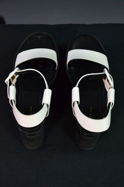 CELINE PARIS Chaussures compensées en cuir...