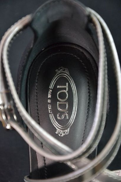 TOD'S Escarpins compensés cuir noir et lamé...