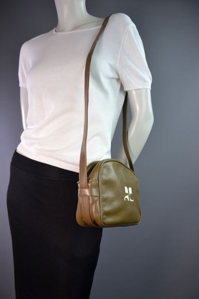 COURRÈGES PARIS Sac Caméra besace en cuir...