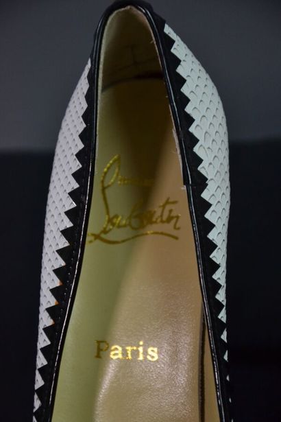CHRISTIAN LOUBOUTIN Escarpins en cuir blanc...