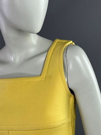 COURRÈGES PARIS Robe trapèze en laine jaune...