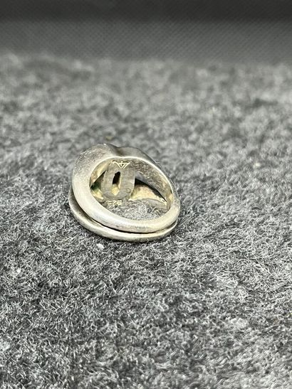 Chevalière en argent monogram CC

Le modèle...