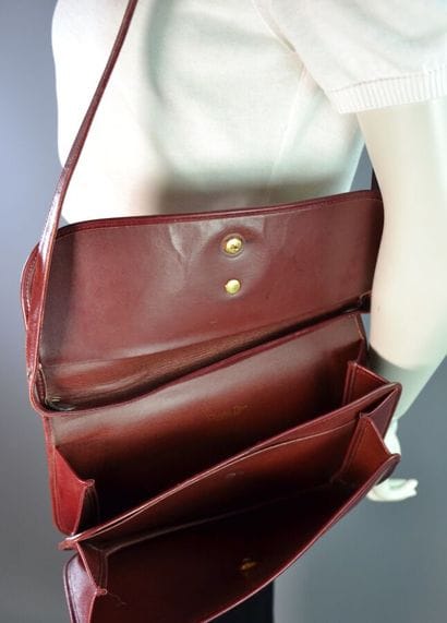 CHRISTIAN DIOR Sac en cuir bordeaux monogram...