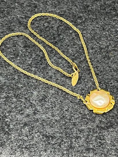 CHANEL Collier en maille fine et cabochon...