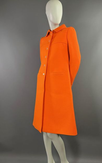 COURRÈGES PARIS - Manteau orange en lainage...