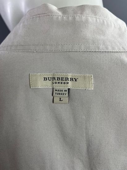 BURBERRY Lot de 2 chemisiers en coton blanc...