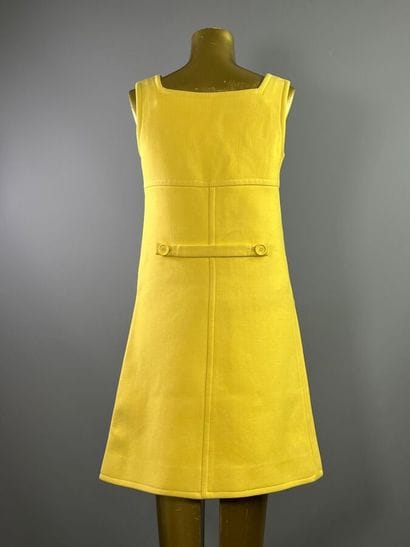 COURRÈGES PARIS Robe trapèze en laine jaune...