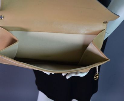 CHRISTIAN DIOR Sac pochette en cuir beige...