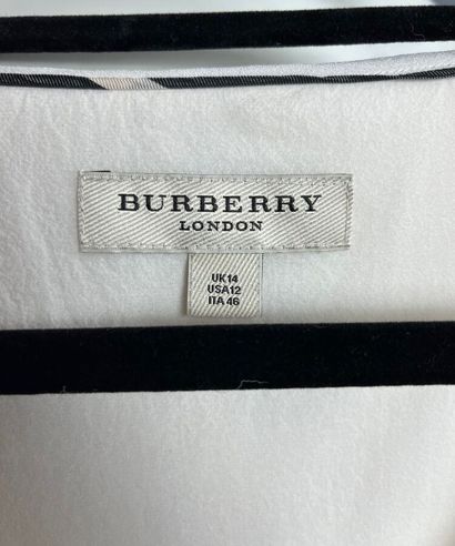 BURBERRY Lot de 2 chemisiers en soie blanc...