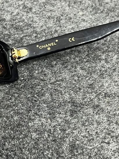CHANEL Lunettes de soleil noires reflet irisé...