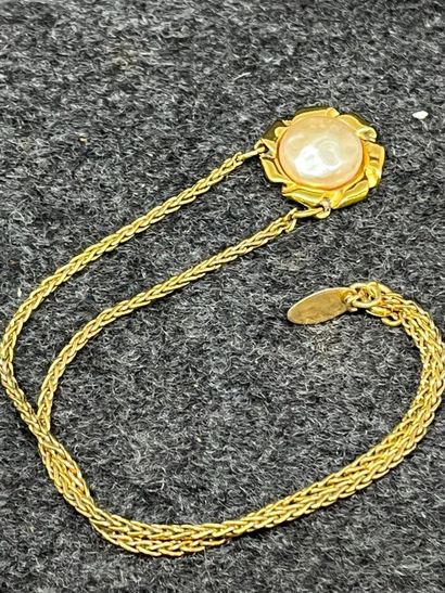CHANEL Collier en maille fine et cabochon...