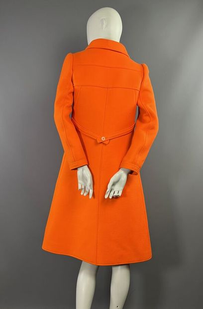 COURRÈGES PARIS - Manteau orange en lainage...