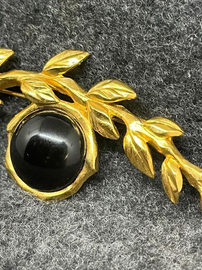 LANVIN PARIS Broche dorée à motif de branche

Le...