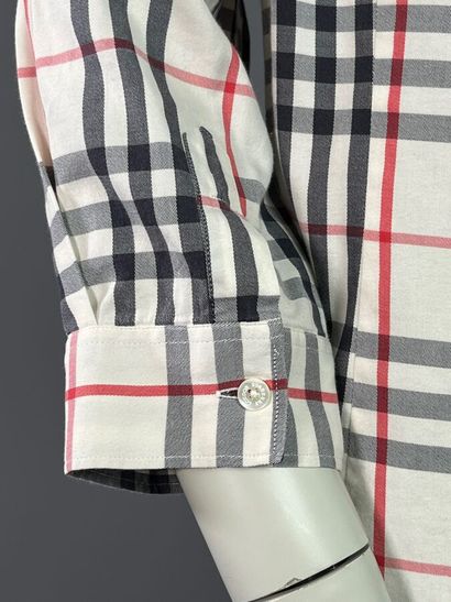BURBERRY Lot de 3 chemisiers coton tartan...