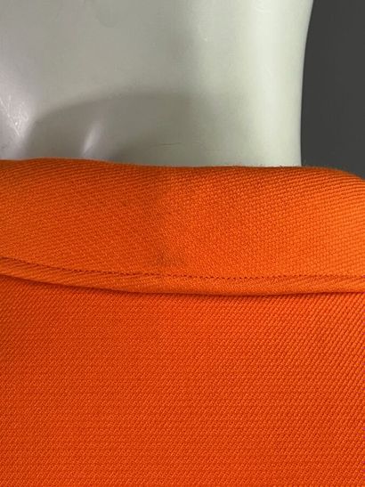 COURRÈGES PARIS - Manteau orange en lainage...