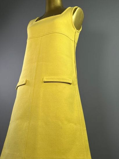 COURRÈGES PARIS Robe trapèze en laine jaune...