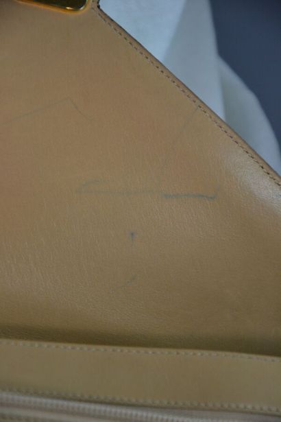 CHRISTIAN DIOR Sac pochette en cuir beige...