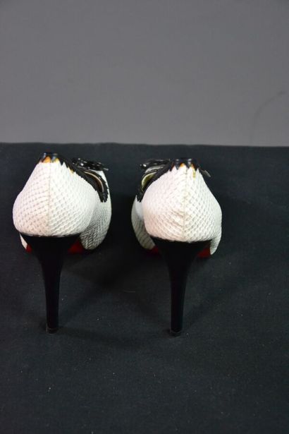 CHRISTIAN LOUBOUTIN Escarpins en cuir blanc...