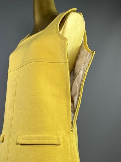 COURRÈGES PARIS Robe trapèze en laine jaune...