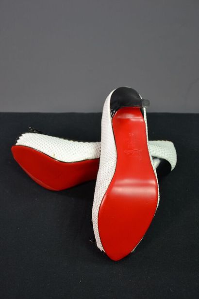 CHRISTIAN LOUBOUTIN Escarpins en cuir blanc...