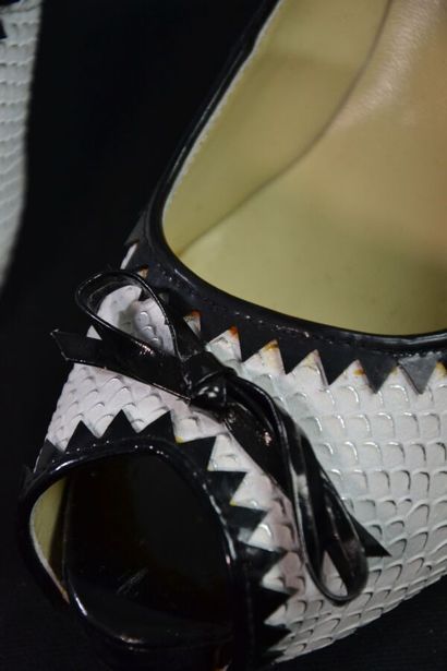 CHRISTIAN LOUBOUTIN Escarpins en cuir blanc...