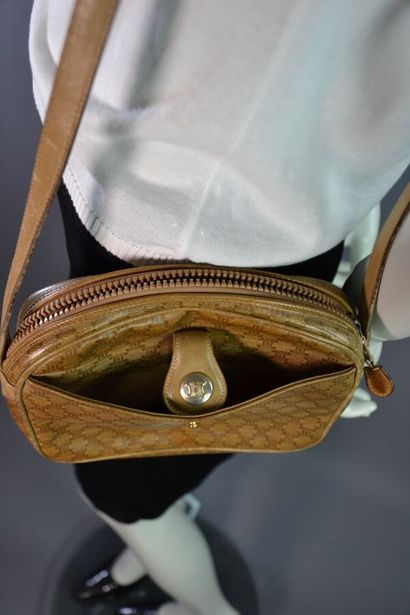 CELINE PARIS Sac besace en toile monogram...