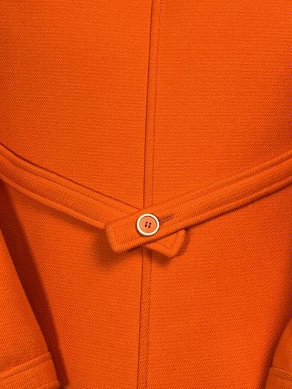 COURRÈGES PARIS - Manteau orange en lainage...