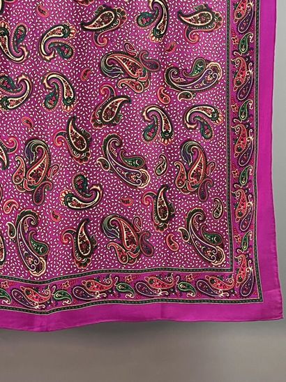 YVES SAINT LAURENT Carré de soie fuchsia

Le...