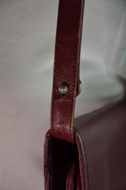 CHRISTIAN DIOR Sac en cuir bordeaux monogram...