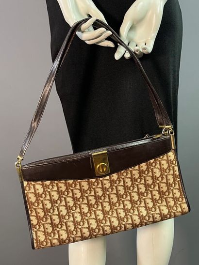 CHRISTIAN DIOR Sac baguette en toile monogram...