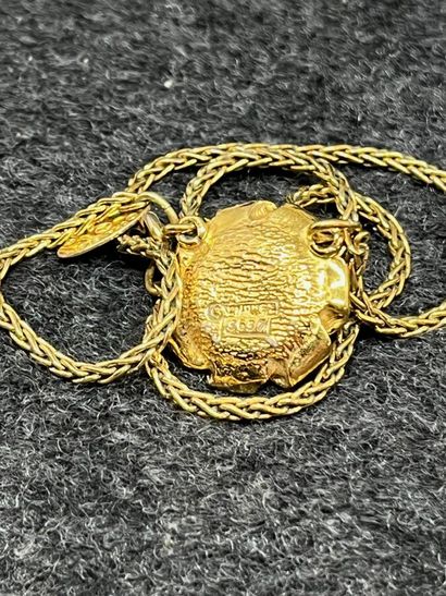 CHANEL Collier en maille fine et cabochon...