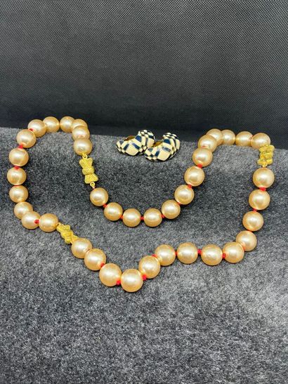 NINA RICCI Lot comprenant un collier de perles...