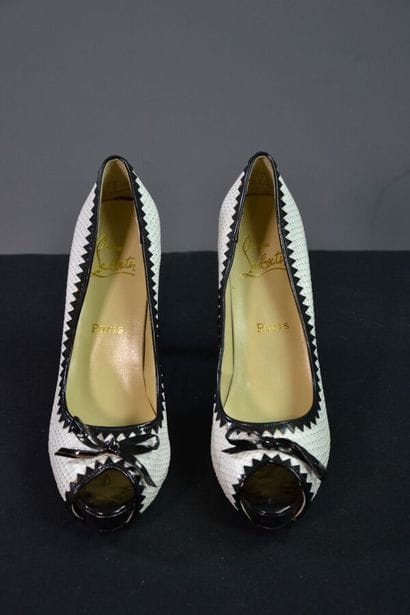 CHRISTIAN LOUBOUTIN Escarpins en cuir blanc...