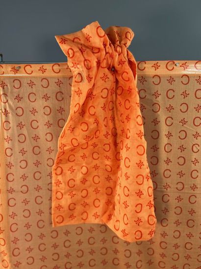 CELINE PARIS Foulard et étole de plage abricot...