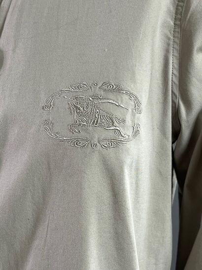BURBERRY Lot de 2 chemisiers en coton blanc...