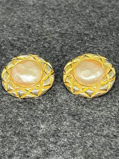 CHANEL Boucles d'oreilles en métal doré rond...