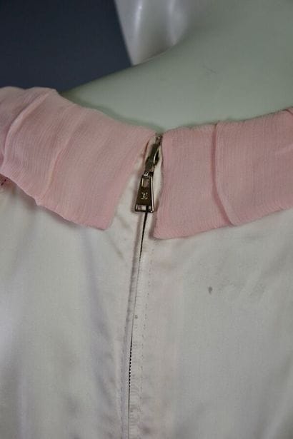 LOUIS VUITTON Robe en tweed et satin de soie...