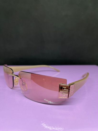 GIVENCHY Lunettes femme
Le modèle possède...