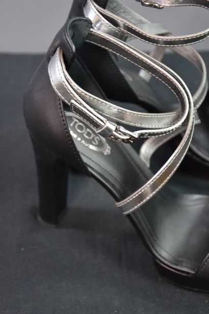 TOD'S Escarpins compensés cuir noir et lamé...