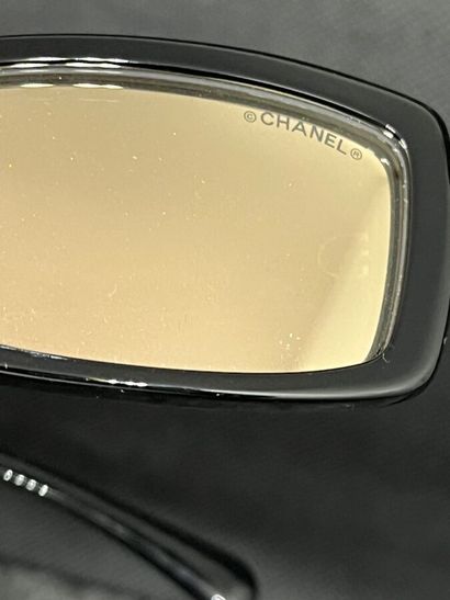 CHANEL Lunettes de soleil noires reflet irisé...