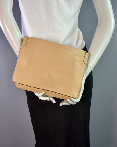 CHRISTIAN DIOR Sac pochette en cuir beige...