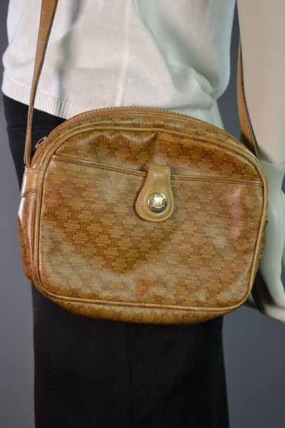 CELINE PARIS Sac besace en toile monogram...