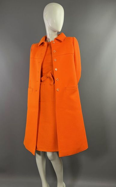 COURRÈGES PARIS - Manteau orange en lainage...
