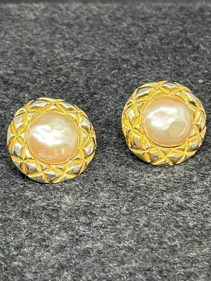 CHANEL Boucles d'oreilles en métal doré rond...