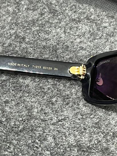 CHANEL Lunettes de soleil noires reflet irisé...