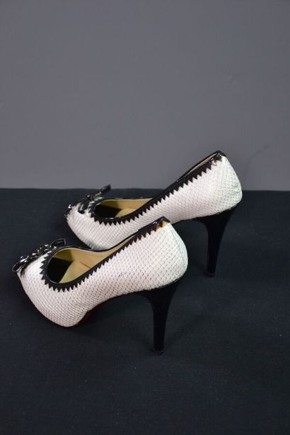 CHRISTIAN LOUBOUTIN Escarpins en cuir blanc...