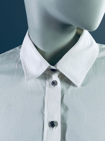 BURBERRY Lot de 2 chemisiers en coton blanc...